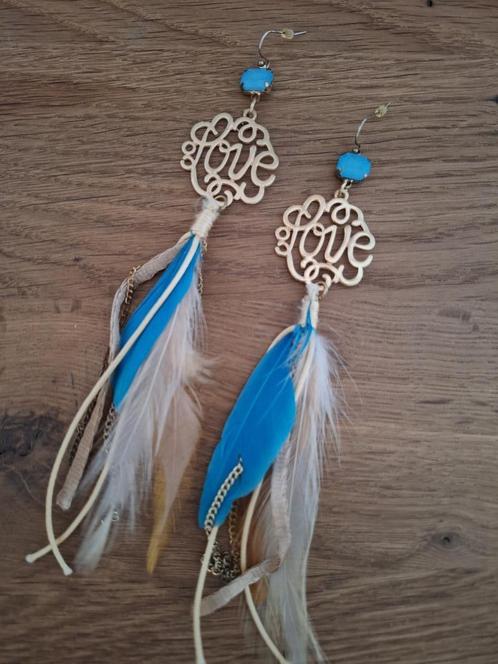 Mooie lange oorbellen LOVE met veren goud/blauw IBIZA/ZOMER, Sieraden, Tassen en Uiterlijk, Oorbellen, Zo goed als nieuw, Hangers