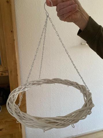 Kerst krans Rotan wit met haken om ornamenten op te hangen beschikbaar voor biedingen