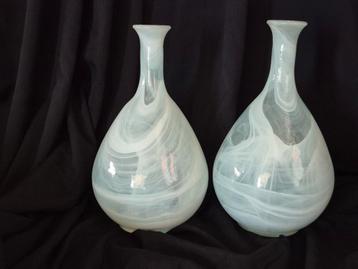 Set prachtige glazen vazen. Wit 30 cm uniek patroon beschikbaar voor biedingen