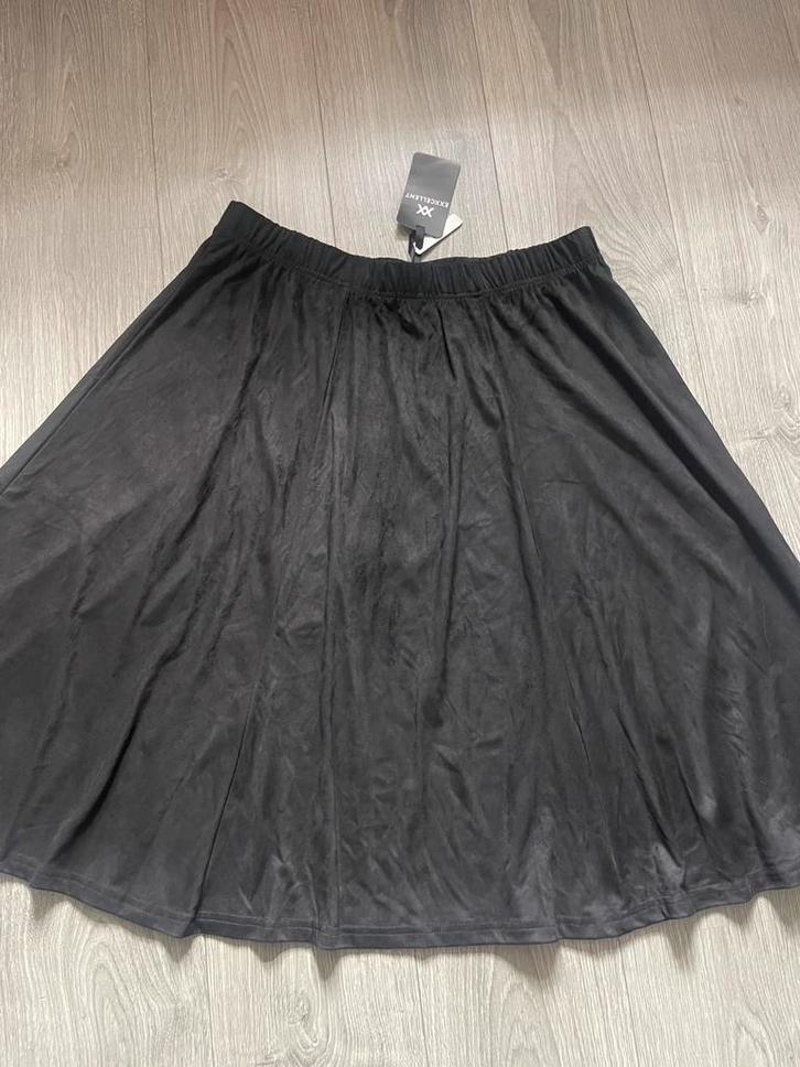 Exxcellent zwarte suedine rok rekbare taille maat 46 / 48, Kleding | Dames, Grote Maten, Zo goed als nieuw, Rok, Zwart, Ophalen of Verzenden