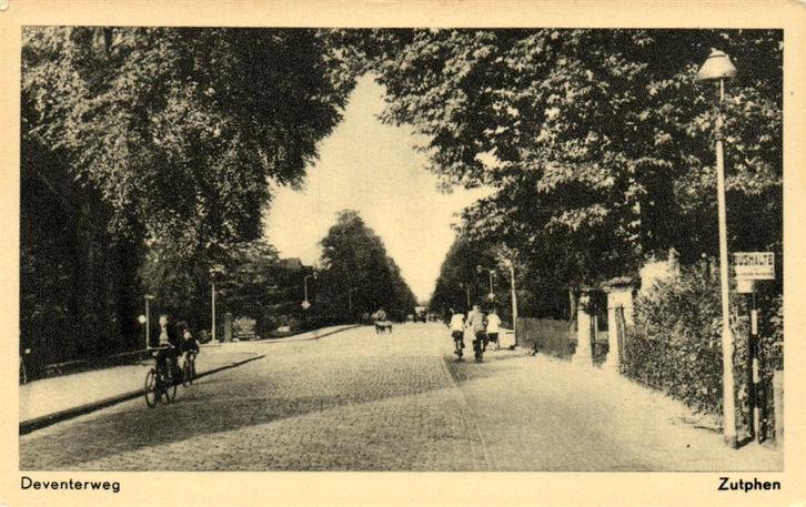 Deventerweg - Zutphen - fietsers - niet gelopen, Verzamelen, Ansichtkaarten | Nederland, Ongelopen, Gelderland, Voor 1920, Ophalen of Verzenden