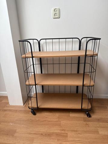 Metalen trolley met houten planken beschikbaar voor biedingen
