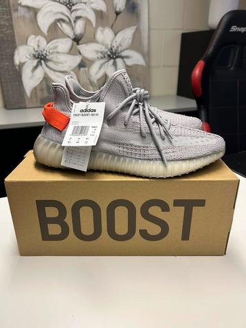 Yeezy 350 Boost V2 Tail Light maat EU 44 2/3 | US 10.5 beschikbaar voor biedingen