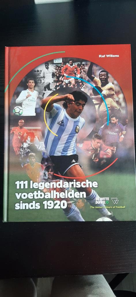 111 legendarische voetbalhelden sinds 1920, Boeken, Sportboeken, Zo goed als nieuw, Balsport, Ophalen of Verzenden