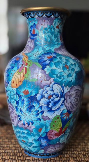 Cloisonné vaas 38 cm hoog  beschikbaar voor biedingen