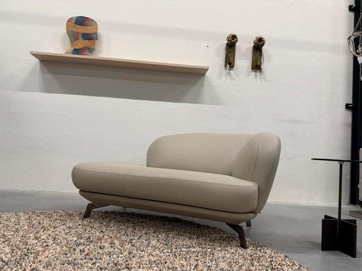 Nieuw Leolux Flint Divan Bank Wapiti Chuchubi Chaise Longue, Huis en Inrichting, Banken | Sofa's en Chaises Longues, Nieuw, Tweepersoons