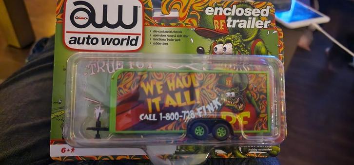 Dichte Trailer Rat Fink "We haull it all !!! Autoworld 1:64, Hobby en Vrije tijd, Modelauto's | Overige schalen, Nieuw, Overige typen