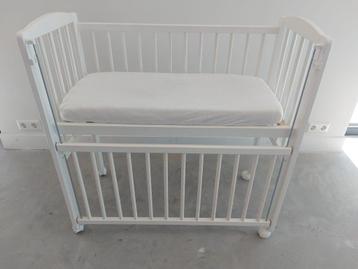 Witte co-sleeper op wieltjes wiegje bedje, met matras beschikbaar voor biedingen