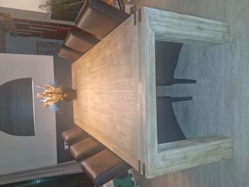 Hardhouten tafel 2,5 meter lang, 6 leren bruine stoelen lamp