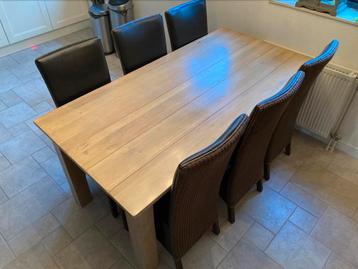 Massief licht eiken eettafel incl. 6 Lloyd Loom stoelen beschikbaar voor biedingen