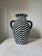 Zwarte kruik met witte strepen, Zwart, Aardewerk of Porselein, Ophalen of Verzenden, 6951nk