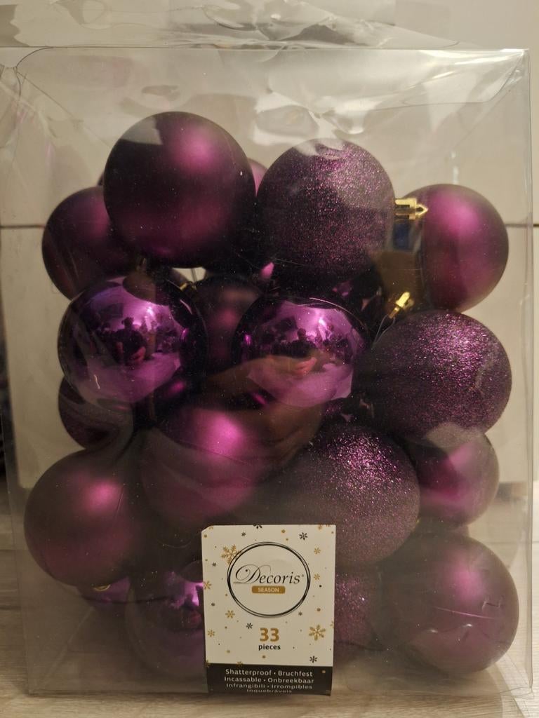 Paarse kunststof kerstballen, Ophalen