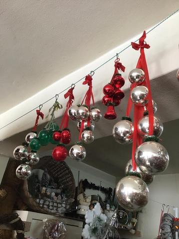 Vintage, Trossen met kerstballen beschikbaar voor biedingen