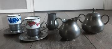 Vintage Tinnen Serviesje met Kop en Schotels beschikbaar voor biedingen