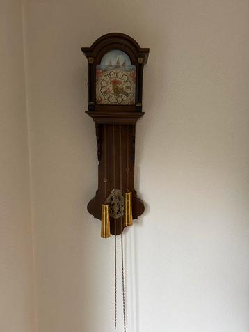 Antieke Wandklok beschikbaar voor biedingen