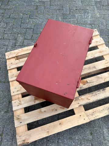 Te Koop: stalen gereedschapskist beschikbaar voor biedingen