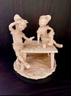 Capodimonte beeldje met kaartende jongens, Verzamelen, Beelden en Beeldjes, Ophalen of Verzenden, Zo goed als nieuw, Mens