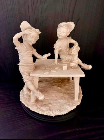 Capodimonte beeldje met kaartende jongens beschikbaar voor biedingen