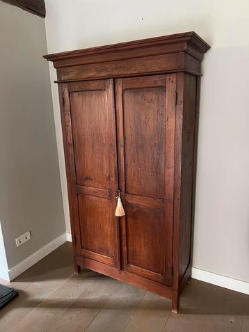 Karaktervolle antieke houten kast 188cm hoog beschikbaar voor biedingen