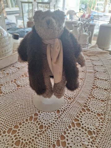 Vintage Teddybeer op Standaard beschikbaar voor biedingen