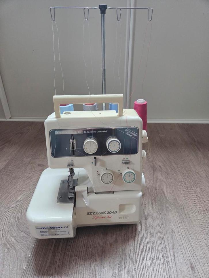 Janome EZY_Lock 304D Lockmachine - Differentieel Transport, Hobby en Vrije tijd, Naaimachines en Toebehoren, Gebruikt, Lockmachine