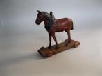 Klein antieke paardje van papier maché op plankje met wielen, Ophalen of Verzenden