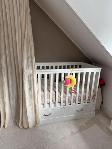 Te Koop! Ledikant met commode en verschoningskussen beschikbaar voor biedingen