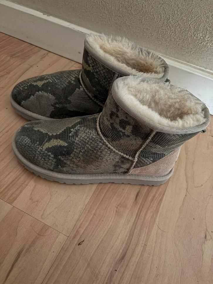 2x gedragen originele Ugg mini in slagenprint mt 36, Kleding | Dames, Schoenen, Zo goed als nieuw, Lage of Enkellaarzen, Overige kleuren