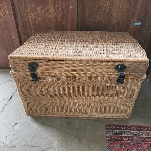 Brocante oude grote mand met deksel., Huis en Inrichting, Woonaccessoires | Schalen en Manden, Gebruikt, Mand, Rechthoekig, Riet