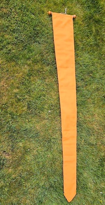 Oranjewimpel 175cm lang op houten stokje, oranje wimpel beschikbaar voor biedingen