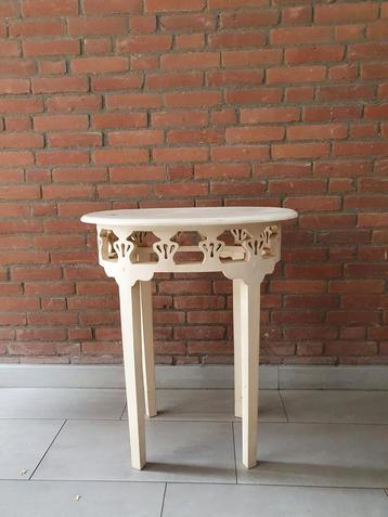 Houten side table wit geschilderd. 75 cm hoog +  64 x 48 cm  beschikbaar voor biedingen