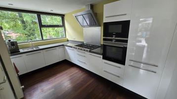 Hoogglans witte keuken met apparatuur beschikbaar voor biedingen