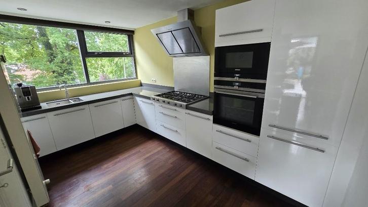 Hoogglans witte keuken met apparatuur, Huis en Inrichting, Keuken | Complete keukens, Gebruikt, Hoekkeuken, Wit, Composiet, Hoogglans of Gelakt