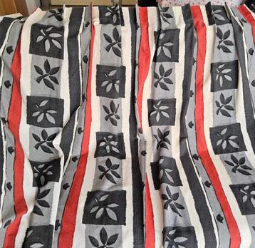 2 Gordijnen van 252 cm hoog en resp. 132 cm en 80 cm breed  beschikbaar voor biedingen