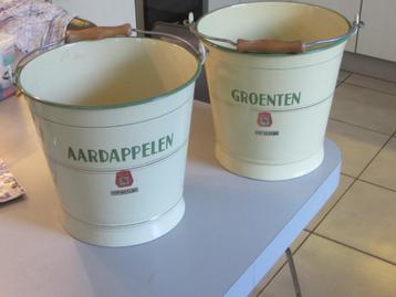 Puntgave emaille emmers groenten en aardappelen beschikbaar voor biedingen