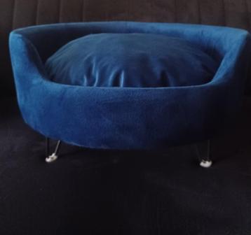 leuke kleine hondenmand , blauw velvet , nog helemaal nieuw beschikbaar voor biedingen