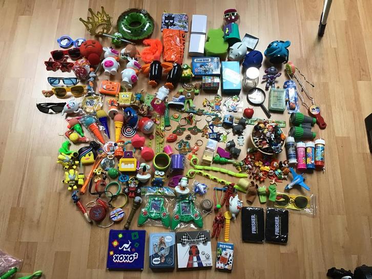 Groot pakket spelletjes, poppetjes, sleutelhangers, ballen, Kinderen en Baby's, Kinderspulletjes, Nieuw, Ophalen of Verzenden