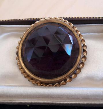 Victoriaanse Broche Paars Facet Geslepen Glas. beschikbaar voor biedingen