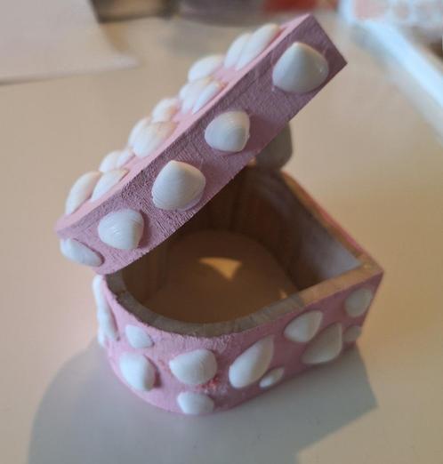 Te koop: kunst met schelpen: doosje met schelpen, Huis en Inrichting, Woonaccessoires | Schalen en Manden, Nieuw, Rond, Ophalen of Verzenden