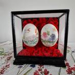 Twee beschilderde eieren in vitrine, Ophalen of Verzenden