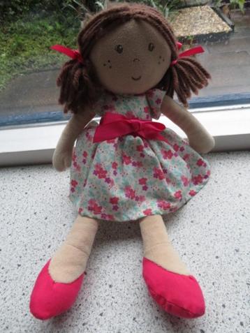 Lief popje met bruin wollen haar gebloemde jurk merk M&S beschikbaar voor biedingen