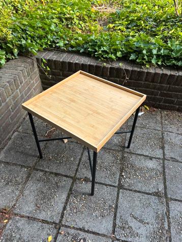 Tafeltje voor binnen vierkant beschikbaar voor biedingen