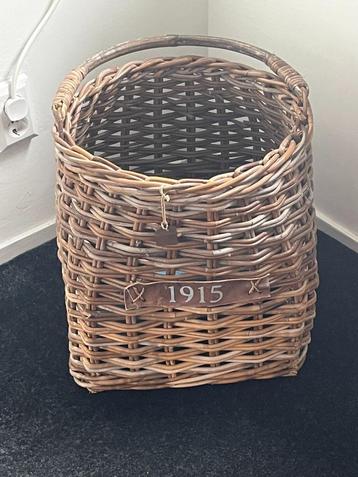 rotan mand voor brandhout beschikbaar voor biedingen