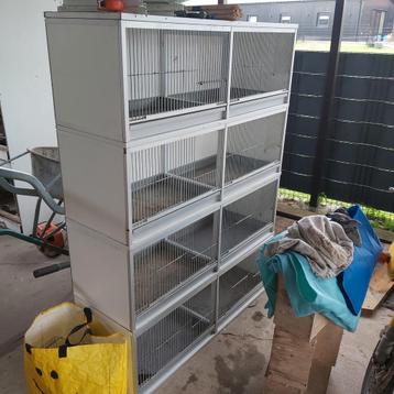 Blok van 8 broedkooien met blokken beschikbaar voor biedingen