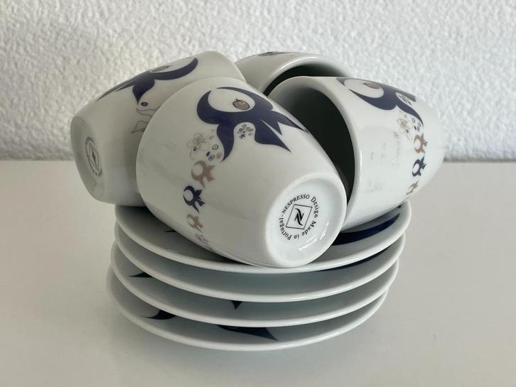Nespresso bundel 4x kop en schotel, cacaostrooier, waterfles, Huis en Inrichting, Keuken | Servies, Gebruikt, Kop(pen) en/of Schotel(s)