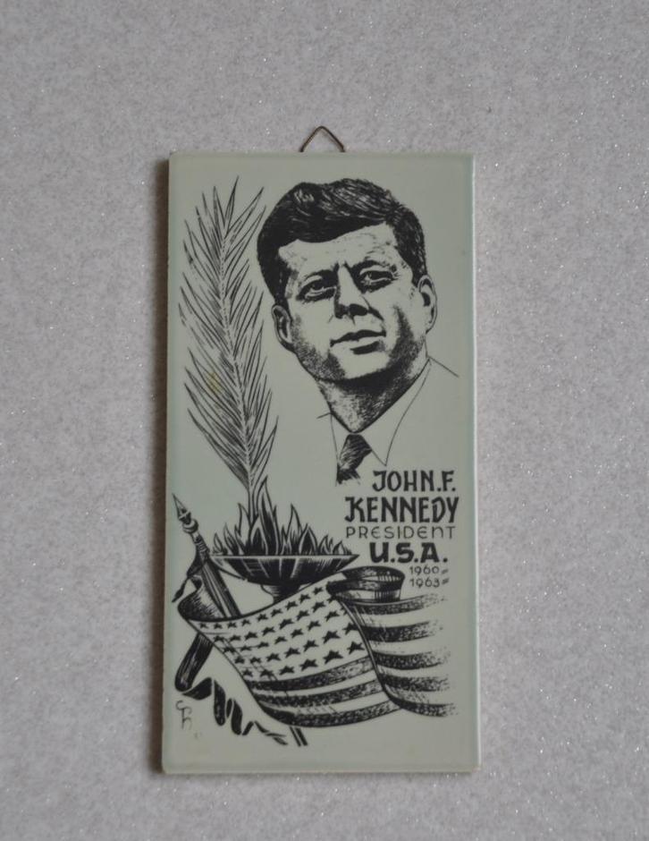 Herdenkingstegel John F. Kennedy  -  1960  -  1963, Antiek en Kunst, Antiek | Wandborden en Tegels, Ophalen of Verzenden