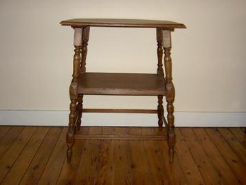 Antiek eiken tafeltje.Gerestaureerd.1900.H 77, B 60, D 40 cm beschikbaar voor biedingen