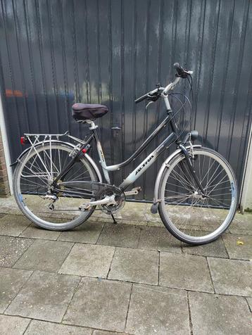 Damesfiets beschikbaar voor biedingen