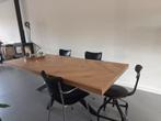 Industriële tafel met visgraat blad en metalen poot, Huis en Inrichting, Tafels | Eettafels, Ophalen, Eikenhout, 200 cm of meer