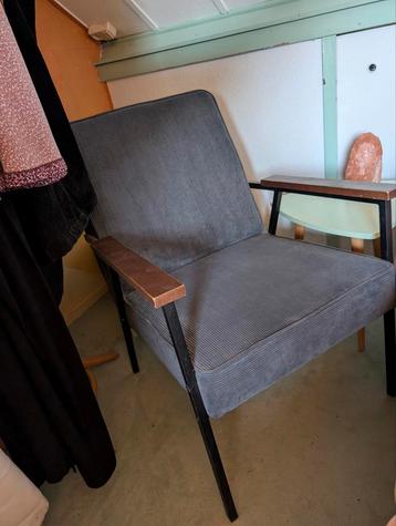 Twee blauwe rib stoelen WOOOD fauteuil Sally Loods5